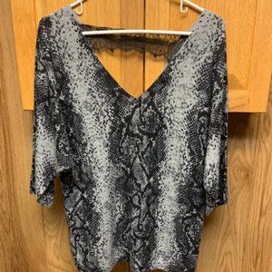 VANESSA WILLIAMS women’s black snakeskin print v-neck sweater / size M